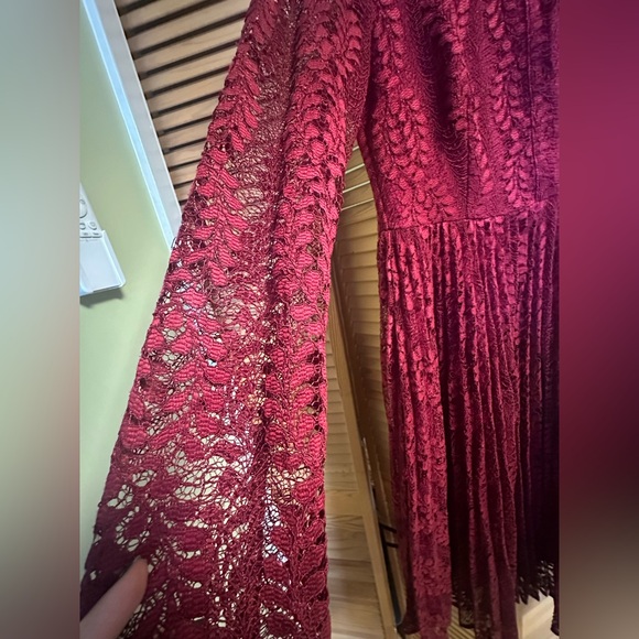 Chic Long Sleeve Lace Dress in Burgundy - Picture 3 of 4